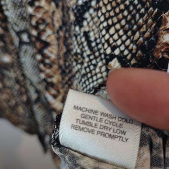 VanHeusen Snakeskin Print Women's Top Short Sleeves Collared Buttons Sz Large - Picture 5 of 12